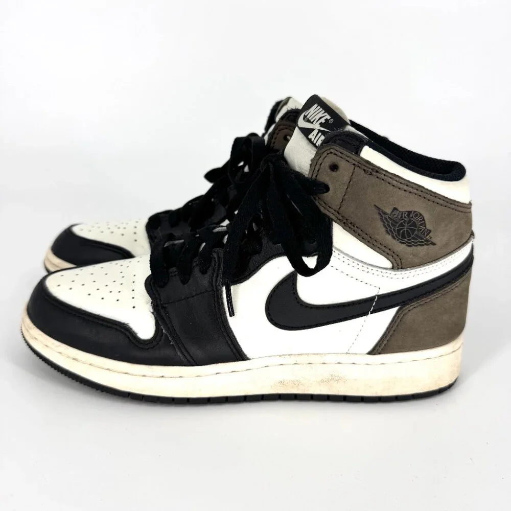 Nike Air Jordan‎ 1 Retro High OG Dark Mocha Size 6.5 Youth / 8 Women's